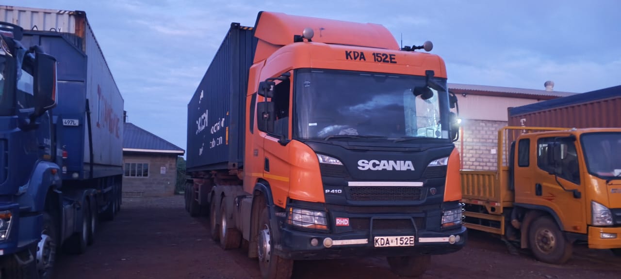 Link Freight container transport vehicle in transit